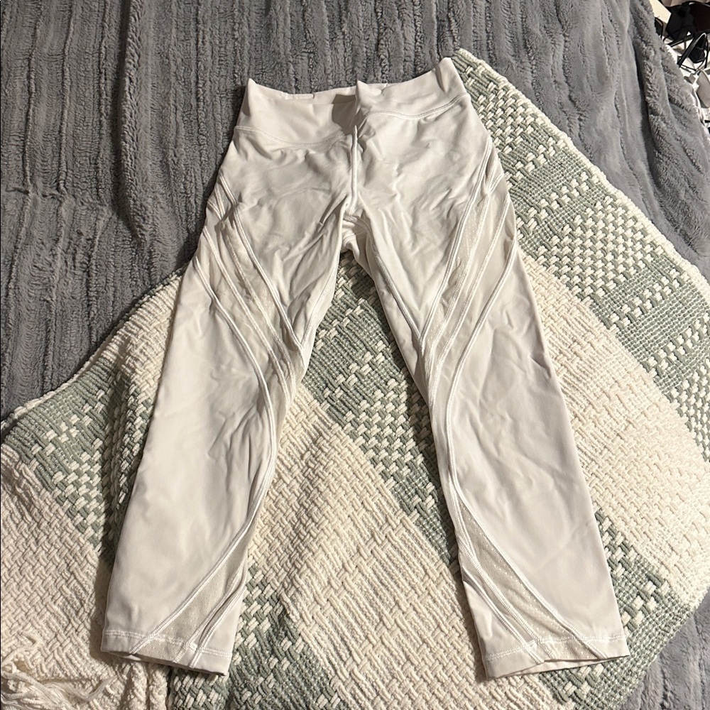 White Lululemon cropped leggings🤍